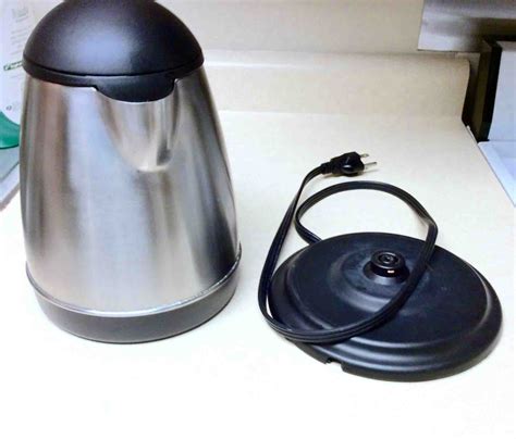 Chef’sChoice 677 Cordless Electric Kettle Easy Pour Lightweight 1500 Watts and Faster than Microwave No Mineral Build-up with Concealed Heating Element Brushed Stainless Steel, 1.7-Liter, Silver